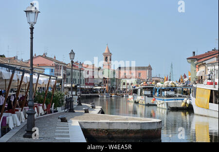 Malerischer Blick auf Porto Canale Leonardesco, den alten Hafen von Cesenatico an einem sonnigen Sommertag Stockfoto