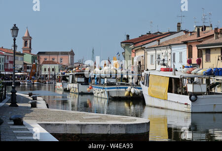 Malerischer Blick auf Porto Canale Leonardesco, den alten Hafen von Cesenatico an einem sonnigen Sommertag Stockfoto