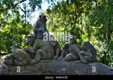 Ein Affe, die auf der Oberseite von monkey Statuen im Tempel. Stockfoto
