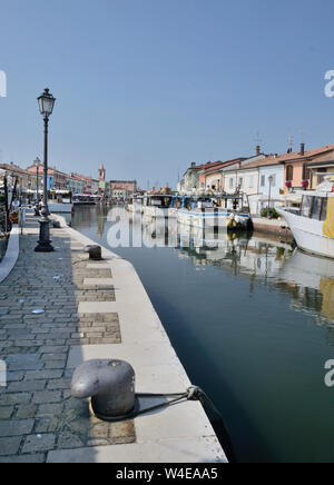 Malerischer Blick auf Porto Canale Leonardesco, den alten Hafen von Cesenatico an einem sonnigen Sommertag Stockfoto