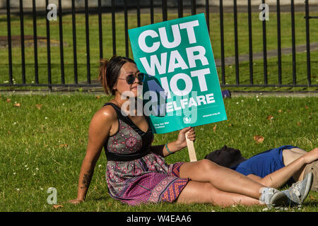 London, UK, 22. Juli 2019. Hunderte versammelten sich vor der Downing Street eine allgemeine Wahl jetzt zu verlangen! Bei einer Rallye durch die Volksversammlung gegen Sparpolitik organisiert. Quelle: David Rowe/Alamy leben Nachrichten Stockfoto