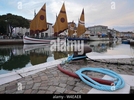 Malerischer Blick auf Porto Canale Leonardesco, den alten Hafen von Cesenatico bei Sonnenuntergang Stockfoto