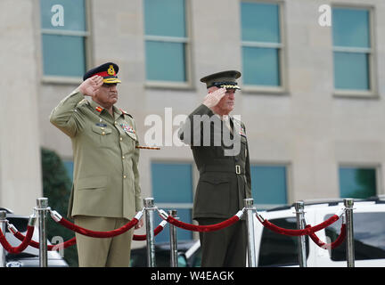 Washington, USA. 22. Juli, 2019. Vorsitzender des US-Generalstabs Joseph Dunford (R) hält eine Begrüßungszeremonie für die pakistanischen Chef des Heeres Qamar Javed Bajwa im Pentagon, Virginia, USA, am 22. Juli 2019. Quelle: Liu Jie/Xinhua/Alamy leben Nachrichten Stockfoto