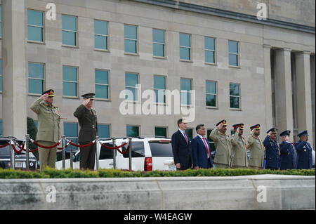 Washington, USA. 22. Juli, 2019. Vorsitzender des US-Generalstabs Joseph Dunford (2. L) hält eine Begrüßungszeremonie für die pakistanischen Chef des Heeres Qamar Javed Bajwa (1. L) im Pentagon, Virginia, USA, am 22. Juli 2019. Quelle: Liu Jie/Xinhua/Alamy leben Nachrichten Stockfoto