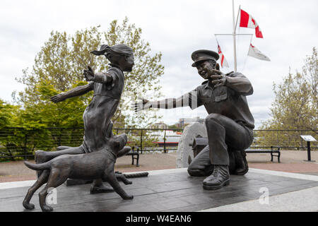 "Die Heimkehr" Statue, Einhaltung der kanadischen Streitkräfte in der Innenstadt von Victoria, BC. Stockfoto