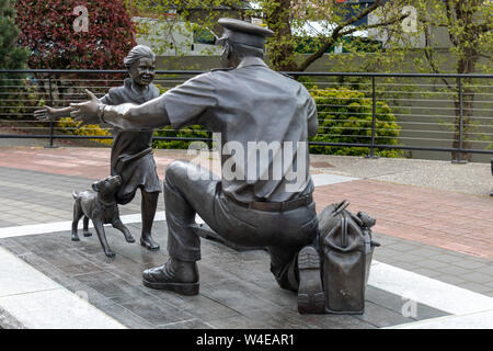 "Die Heimkehr" Statue, Einhaltung der kanadischen Streitkräfte in der Innenstadt von Victoria, BC. Stockfoto