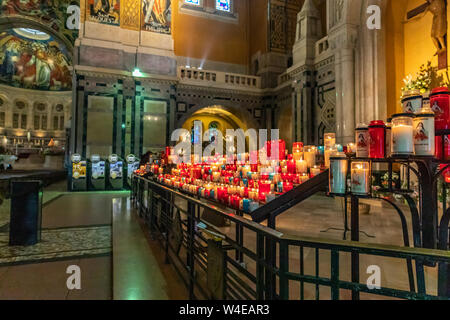 Innenansicht der Basilika von St. Thérèse mit brennenden Kerzen, Lisieux, Frankreich Stockfoto