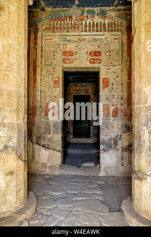 Heiligtum von Amun Tür auf der oberen Plattform der Totentempel der Königin Hatschepsut Stockfoto