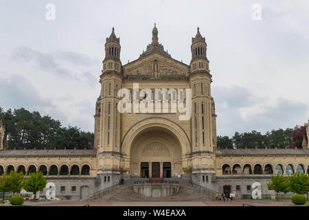 Fassade der Basilika von St. Thérèse, Lisieux, Frankreich Stockfoto