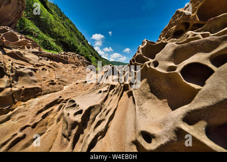 In Taiwan, an der Klippe, mit einzigartigen Formen der Höhle wand. Stockfoto