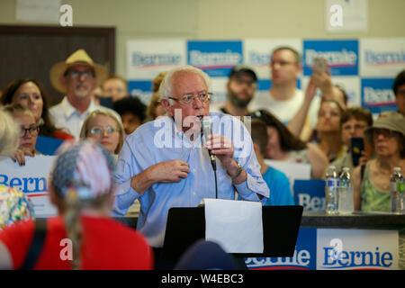 Senator Bernie Sanders, der ausgeführt wird, um die demokratische Nominierung für das Amt des Präsidenten der Vereinigten Staaten, spricht mit Anhänger während der Eröffnung der Council Bluffs Büro für seine Kampagne. Stockfoto