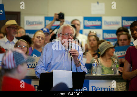 Senator Bernie Sanders, der ausgeführt wird, um die demokratische Nominierung für das Amt des Präsidenten der Vereinigten Staaten, spricht mit Anhänger während der Eröffnung der Council Bluffs Büro für seine Kampagne. Stockfoto