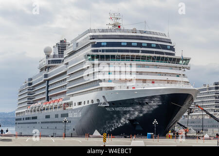 Holland America Line Kreuzfahrtschiff, die MS Nieuw Statendam, vor Anker im Hafen von Victoria, BC. Stockfoto