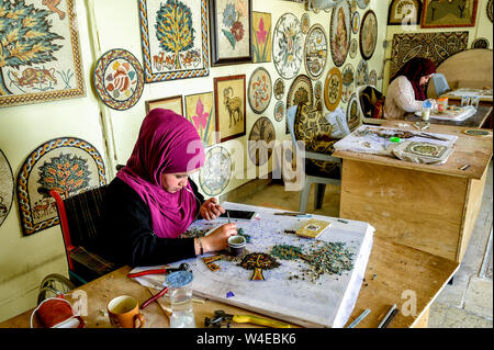 Behinderte Handwerker arbeiten an Mosaiken als Teil der Noor Al Hussein Foundation Community Development Programm unter der Schirmherrschaft von Königin Rania Stockfoto