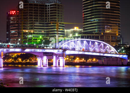 Guangzhou, Guangdong/China - Juni 3, 2019: Entlang der Zhujiang Fluss und modernes Gebäude im Finanzviertel in der Nacht in Guangzhou, China. Es ist eine o Stockfoto