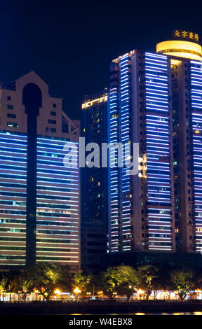 Guangzhou, Guangdong/China - Juni 3, 2019: China Skyline am Pearl River. Gebäude um Hier wird mit der Lampe und Recht eingerichtet werden. Stockfoto