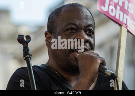 London, UK, 22. Juli 2019. Weyman Bennett von bis zu Rassismus stehen Adressen Hunderte von Demonstranten außerhalb von Downing Street versammelt, um eine allgemeine Wahl jetzt zu verlangen! Bei einer Rallye durch die Volksversammlung gegen Sparpolitik organisiert. Quelle: David Rowe/Alamy leben Nachrichten Stockfoto