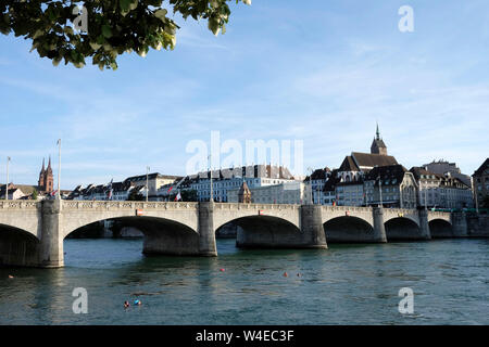 Einen Überblick über die mittlere Brücke in Basel, Schweiz Stockfoto