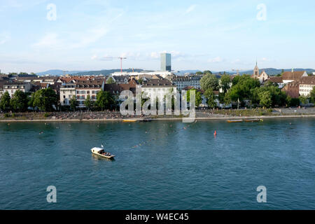 Blick auf die Skyline von Basel und der Rhein aus der Pfalz anzeigen, Schweiz Stockfoto