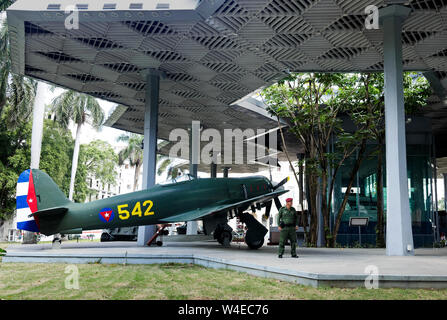 Kubanische militärische Ebene mit Schutz an Granma Memorial in Havanna, Kuba. Teil des Museum der Revolution. Stockfoto