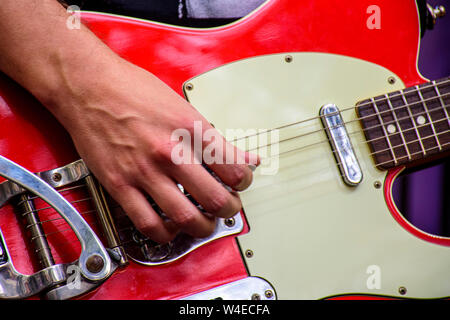 Hände spielen elektrischen Gitarre während der Leistung einer Band mit einem Rock Konzert Stockfoto