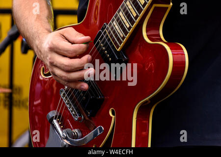 Hände spielen elektrischen Gitarre während der Leistung einer Band mit einem Rock Konzert Stockfoto