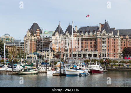 Victoria, BC Boothafen mit dem Fairmont Empress Hotel im Hintergrund gesehen. Stockfoto