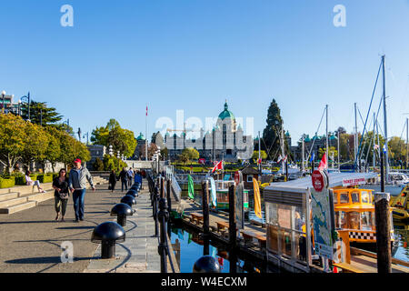 Legislative Assembly of British Columbia Gebäude vom Gehweg neben der Innenstadt Bootshafen in Victoria, BC gesehen. Stockfoto