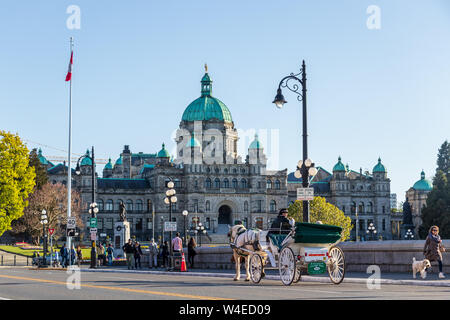 Legislative Assembly of British Columbia Gebäude gesehen, während Pferdekutsche reist vor, entlang der Victoria, BC Waterfront. Stockfoto