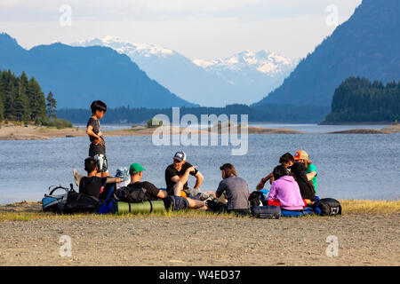 Gruppe von Kindern im Strathcona Park Lodge und Outdoor Education Center in der Strathcona Provincial Park, in der Nähe von Campbell River, Vancouver Island, Britisch