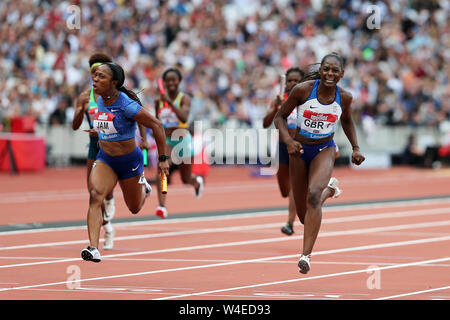 Shelly-Ann Fraser - PRYCE (Jamaika) und Daryll NEITA (Großbritannien) Überqueren der Ziellinie auf der letzten Etappe in der Frauen 4x100m Staffel finale bei den 2019, IAAF Diamond League, Jubiläum Spiele, Queen Elizabeth Olympic Park, Stratford, London Stockfoto