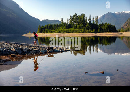 Wanderer mit Hund an Buttle Lake - Strathcona Provincial Park, in der Nähe von Campbell River, Vancouver Island, British Columbia, Kanada Stockfoto