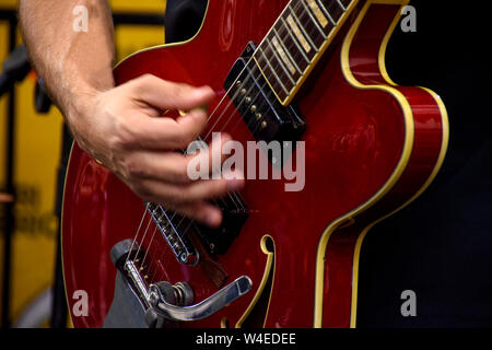 Hände spielen elektrischen Gitarre während der Leistung einer Band mit einem Rock Konzert Stockfoto