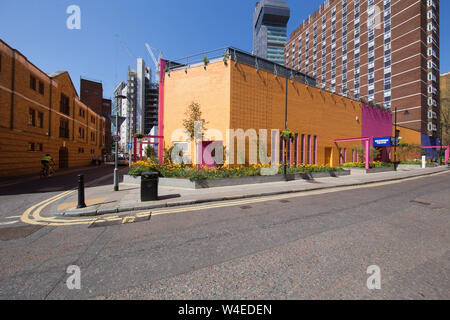 Lineare pocket Park im Greenwood Theater von British Fashion Designer Dame Zandra Rhodes und Garten Designer TV-Moderatorin Joe Swift Stockfoto