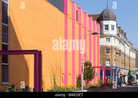 Lineare pocket Park im Greenwood Theater von British Fashion Designer Dame Zandra Rhodes und Garten Designer TV-Moderatorin Joe Swift Stockfoto