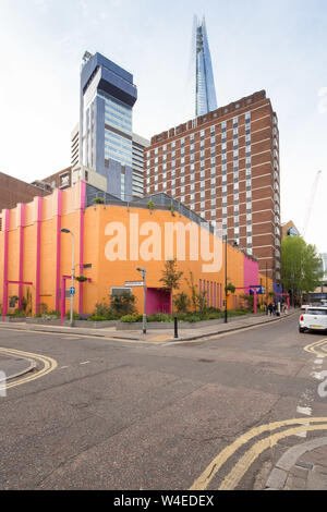 Lineare pocket Park im Greenwood Theater von British Fashion Designer Dame Zandra Rhodes und Garten Designer TV-Moderatorin Joe Swift Stockfoto