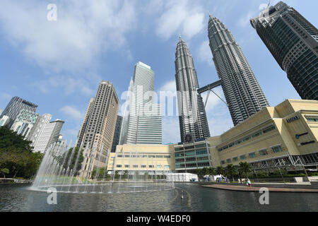 Die Petronas Towers in Kuala Lumpur Geschäftsviertel hinter dem Brunnen in den KLCC Park. Stockfoto