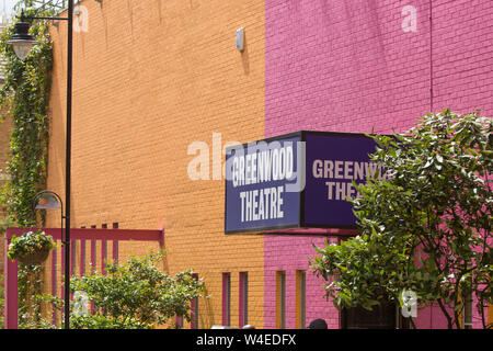 Lineare pocket Park im Greenwood Theater von British Fashion Designer Dame Zandra Rhodes und Garten Designer TV-Moderatorin Joe Swift Stockfoto