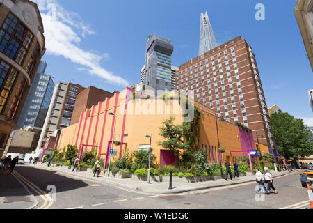 Lineare pocket Park im Greenwood Theater von British Fashion Designer Dame Zandra Rhodes und Garten Designer TV-Moderatorin Joe Swift Stockfoto