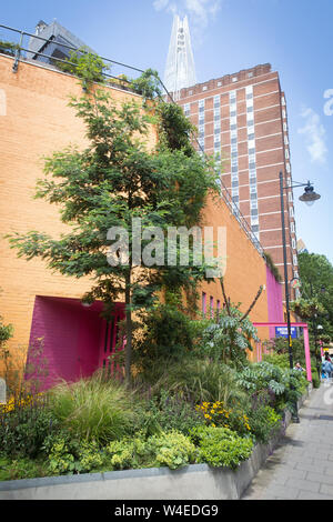 Lineare pocket Park im Greenwood Theater von British Fashion Designer Dame Zandra Rhodes und Garten Designer TV-Moderatorin Joe Swift Stockfoto