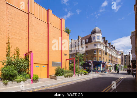 Lineare pocket Park im Greenwood Theater von British Fashion Designer Dame Zandra Rhodes und Garten Designer TV-Moderatorin Joe Swift Stockfoto