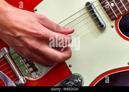 Hände und Finger spielen elektrischen Gitarre während der Leistung einer Band mit einem Rock Konzert Stockfoto