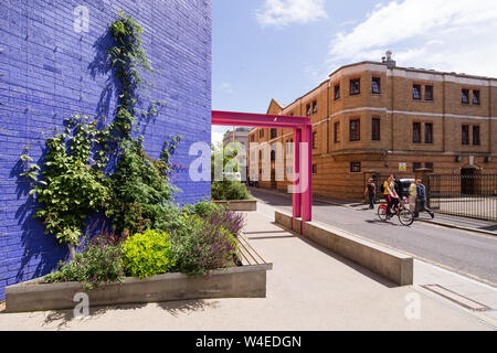 Lineare pocket Park im Greenwood Theater von British Fashion Designer Dame Zandra Rhodes und Garten Designer TV-Moderatorin Joe Swift Stockfoto