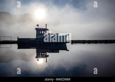 Fischerboot Reflexionen bei Sonnenaufgang - Westview Marina in Tahsis, in der Nähe der Gold River, Vancouver Island, British Columbia, Kanada Stockfoto