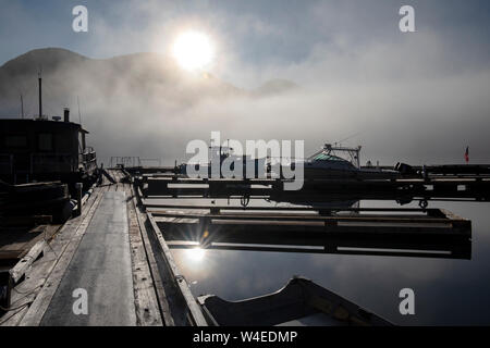 Sonnenaufgang bei Westview Marina in Tahsis, in der Nähe der Gold River, Vancouver Island, British Columbia, Kanada Stockfoto