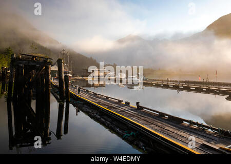 Sonnenaufgang bei Westview Marina in Tahsis, in der Nähe der Gold River, Vancouver Island, British Columbia, Kanada Stockfoto