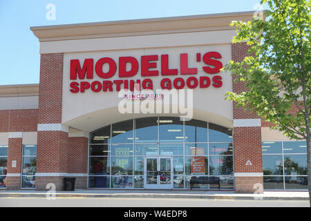 Princeton, New Jersey - 23. Juni 2019: Die Außenseite des Modell's Sporting Goods - sportartikeleinzelhändlers mit Standorten in den Nordosten der Vereinigten Staaten. Stockfoto