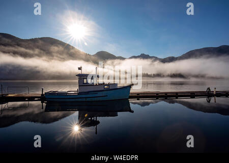 Fischerboot Reflexionen bei Sonnenaufgang - Westview Marina in Tahsis, in der Nähe der Gold River, Vancouver Island, British Columbia, Kanada Stockfoto