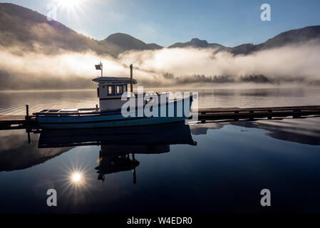 Fischerboot Reflexionen bei Sonnenaufgang - Westview Marina in Tahsis, in der Nähe der Gold River, Vancouver Island, British Columbia, Kanada Stockfoto