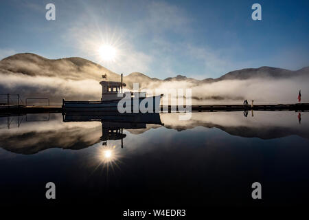 Fischerboot Reflexionen bei Sonnenaufgang - Westview Marina in Tahsis, in der Nähe der Gold River, Vancouver Island, British Columbia, Kanada Stockfoto